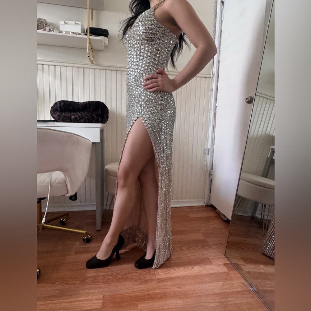 Elegant Silver Evening Gown - Picture 4 of 9
